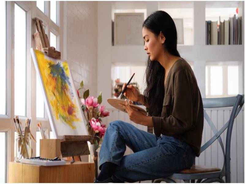 손 끝에서 피어나는 유화 그림 이미지