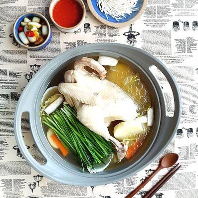 닭 한마리 감자 칼국수와 계란죽, 양파 피클, 곁들임고추소스 이미지