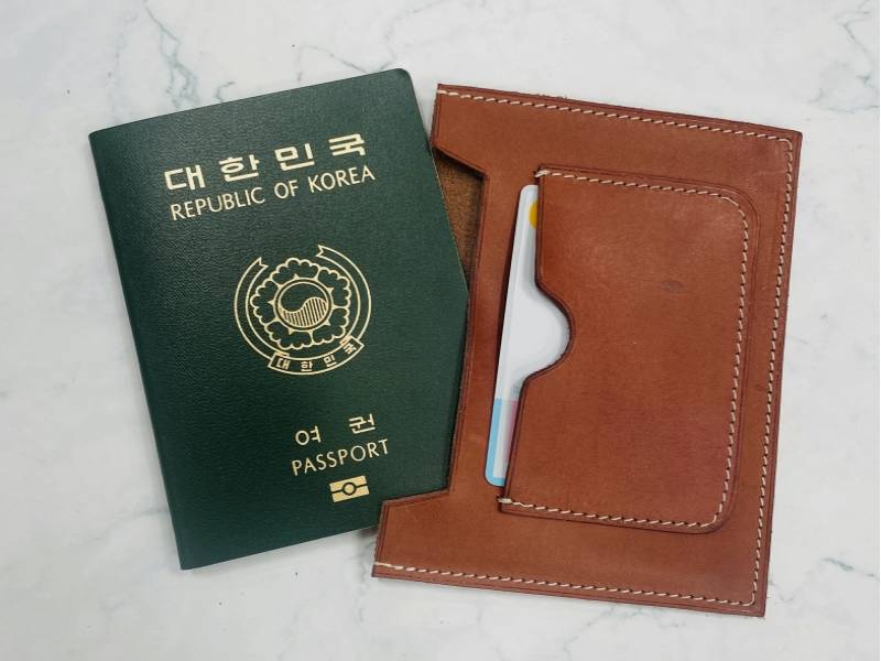 손끝에서 완성되는 가죽 여권케이스 이미지
