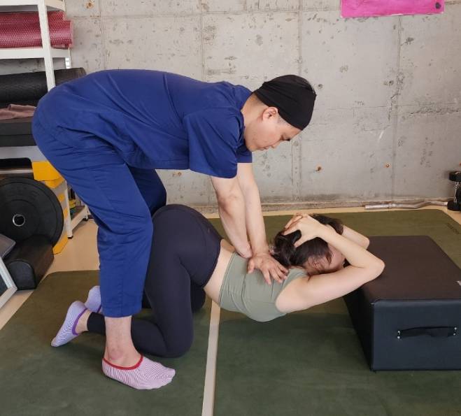 프리미엄 더리햅 자세 교정 재활운동과 스트레칭 이미지