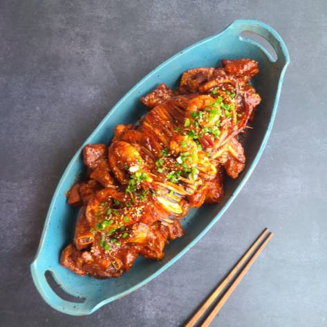 매운 해물 돼지갈비찜과 볶음밥 이미지