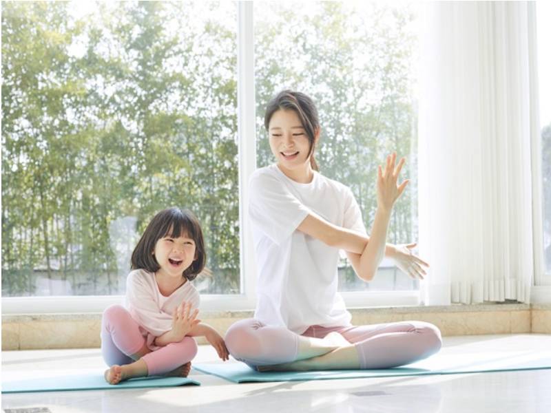 아이와 함께하는 필라테스 이미지