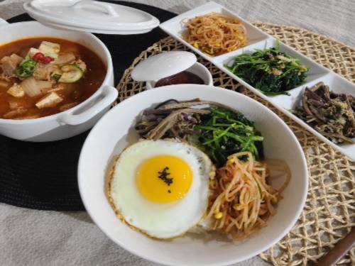 매운 돼지 찌개, 나물 반찬 3종 A 이미지