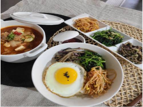 매운 돼지 찌개, 나물 반찬 3종 B 이미지