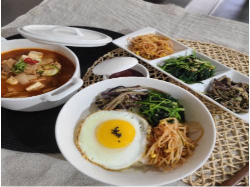 매운 돼지 찌개, 나물 반찬 3종 C 이미지