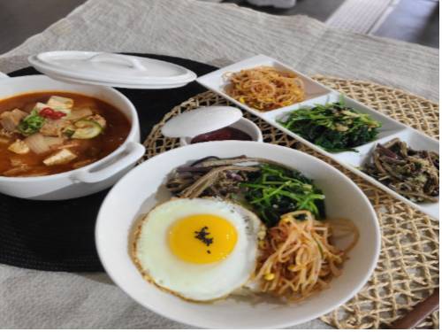 매운 돼지 찌개, 나물 반찬 3종 C 이미지