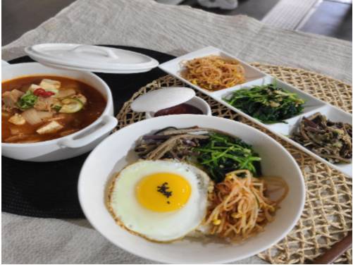 매운 돼지 찌개, 나물 반찬 3종 C 이미지
